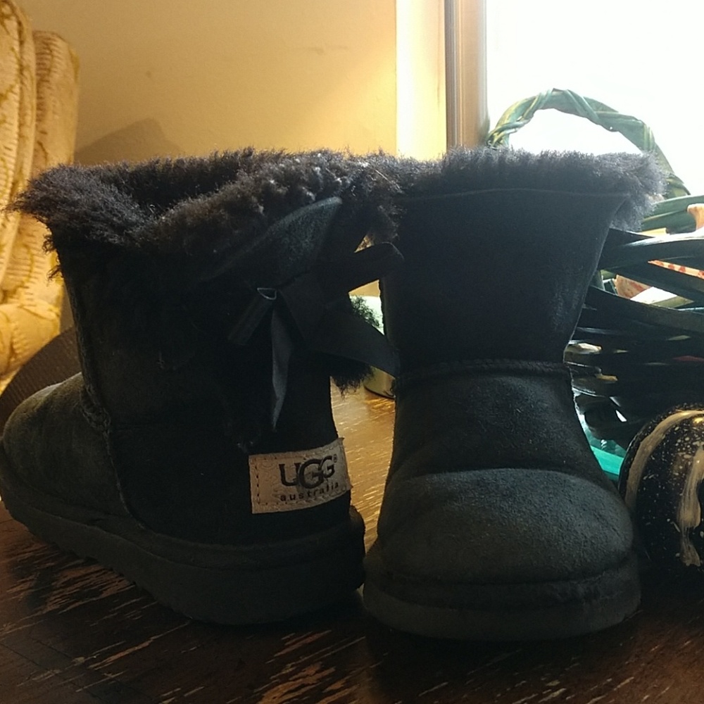 GUC Short UGG Boots, Black with Bows, Size 12